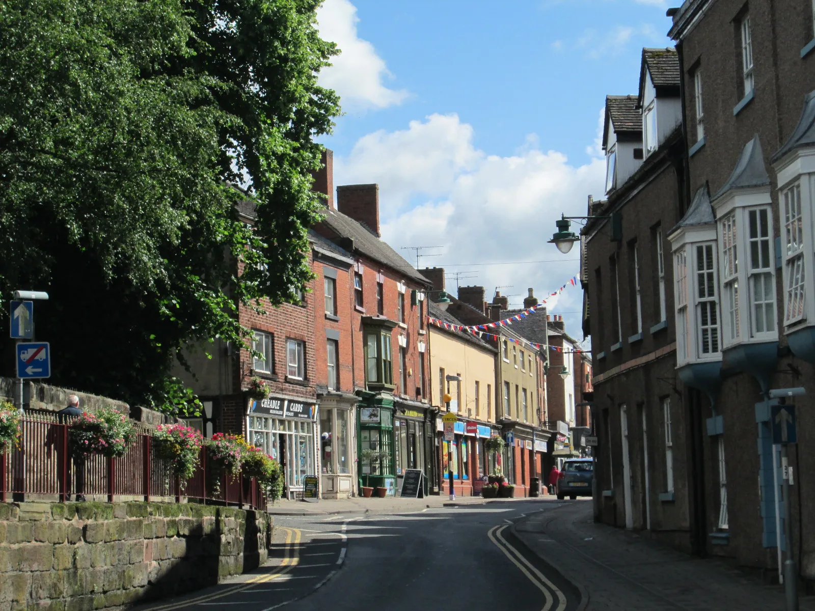 Photo showing: The south-west end of High Street, near the parish church.