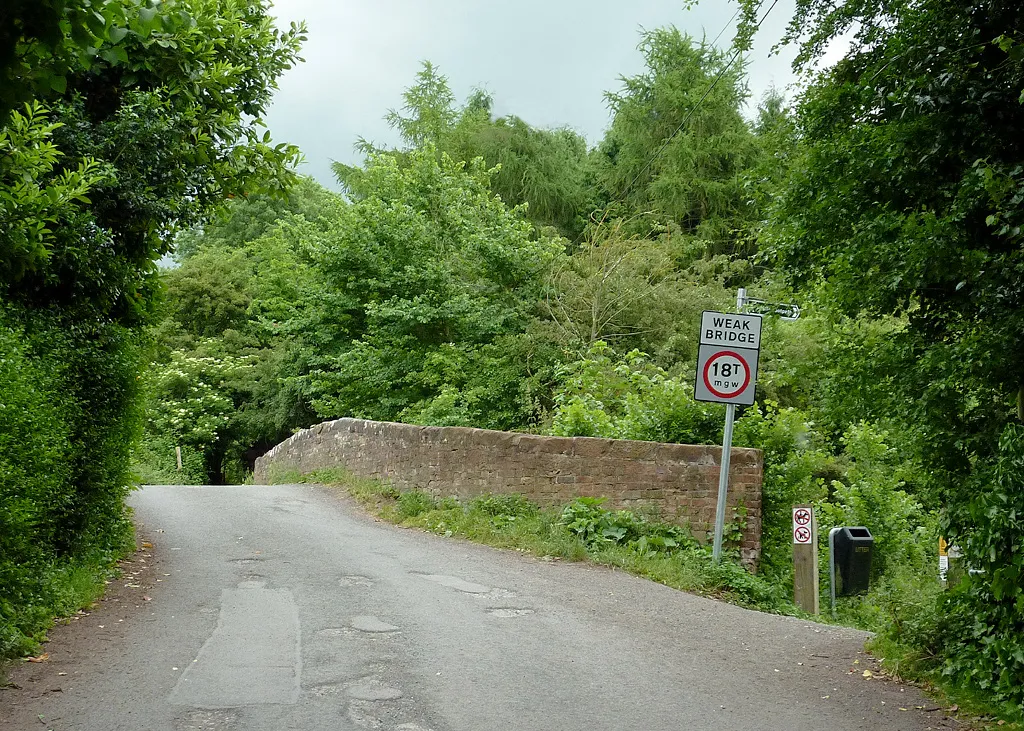 Photo showing: Bridge No 5 north-west of Fernhill Heath, Worcestershire
