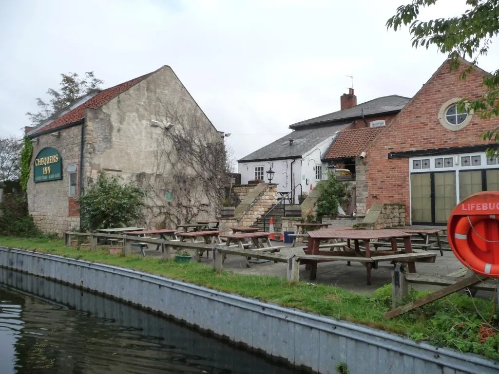 Photo showing: Beer garden and moorings at the Chequers Inn