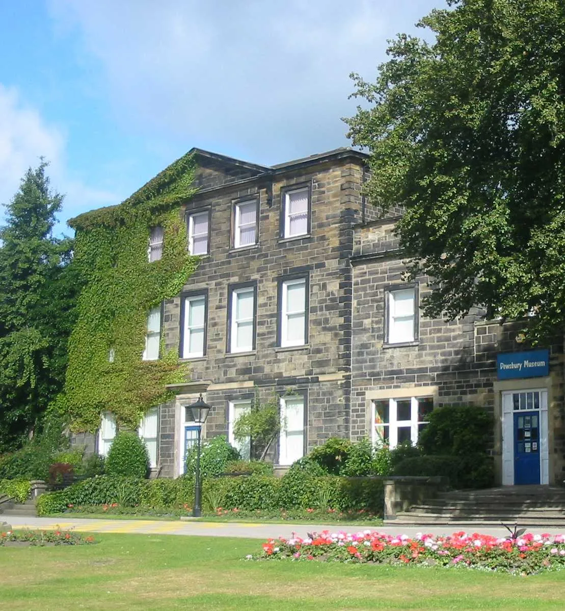 Photo showing: Dewsbury Museum, in Crow Nest Park.