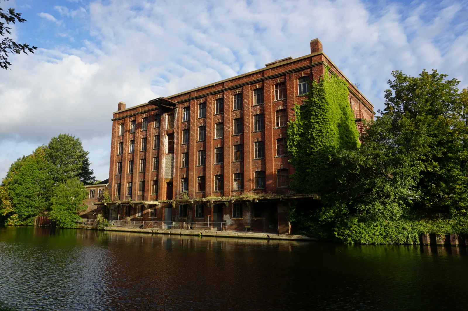 Photo showing: Former Mill overlooking Mexborough New Cut