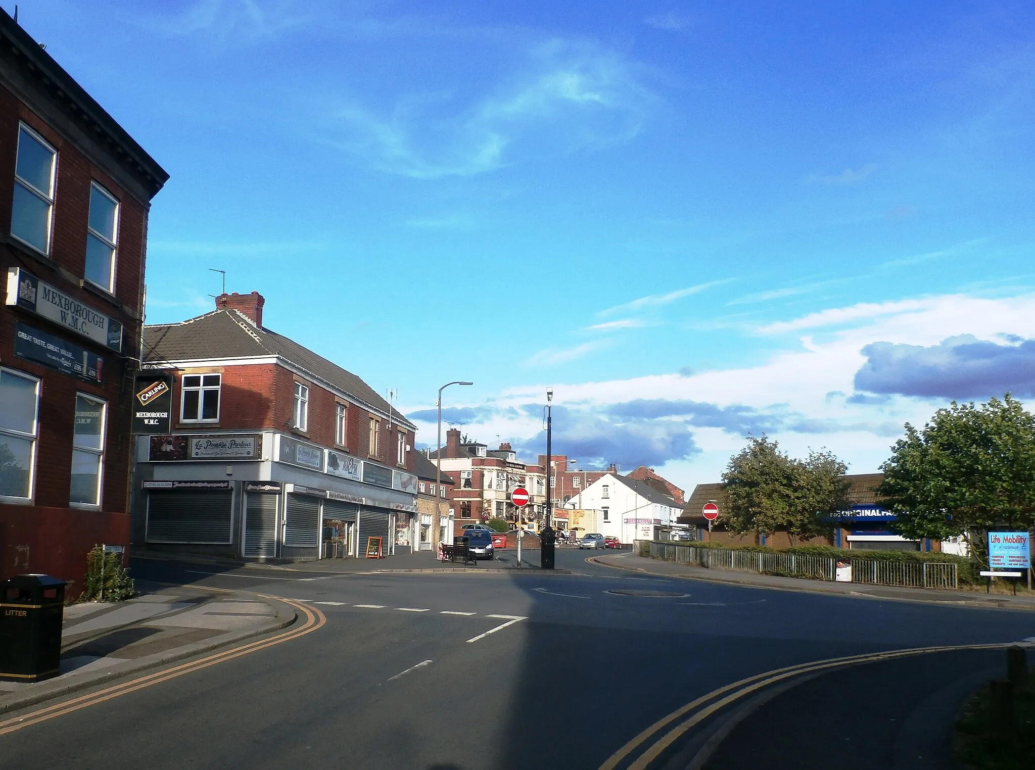 Photo showing: Roundabout in Mexborough Town Centre