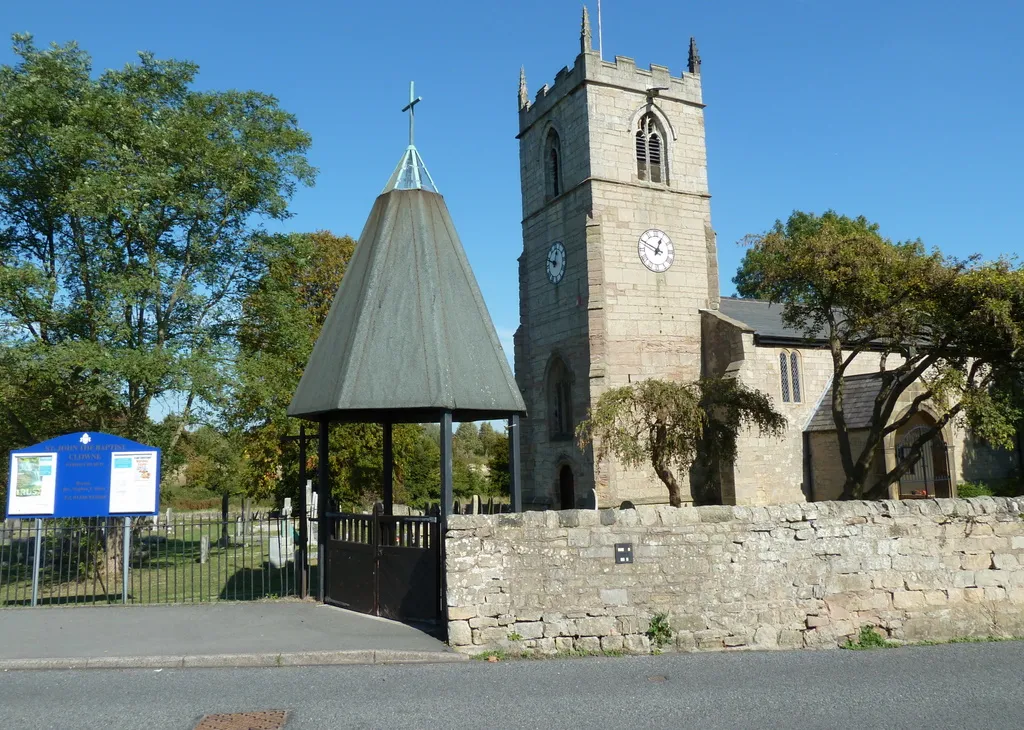 Photo showing: Church and gate, Clowne