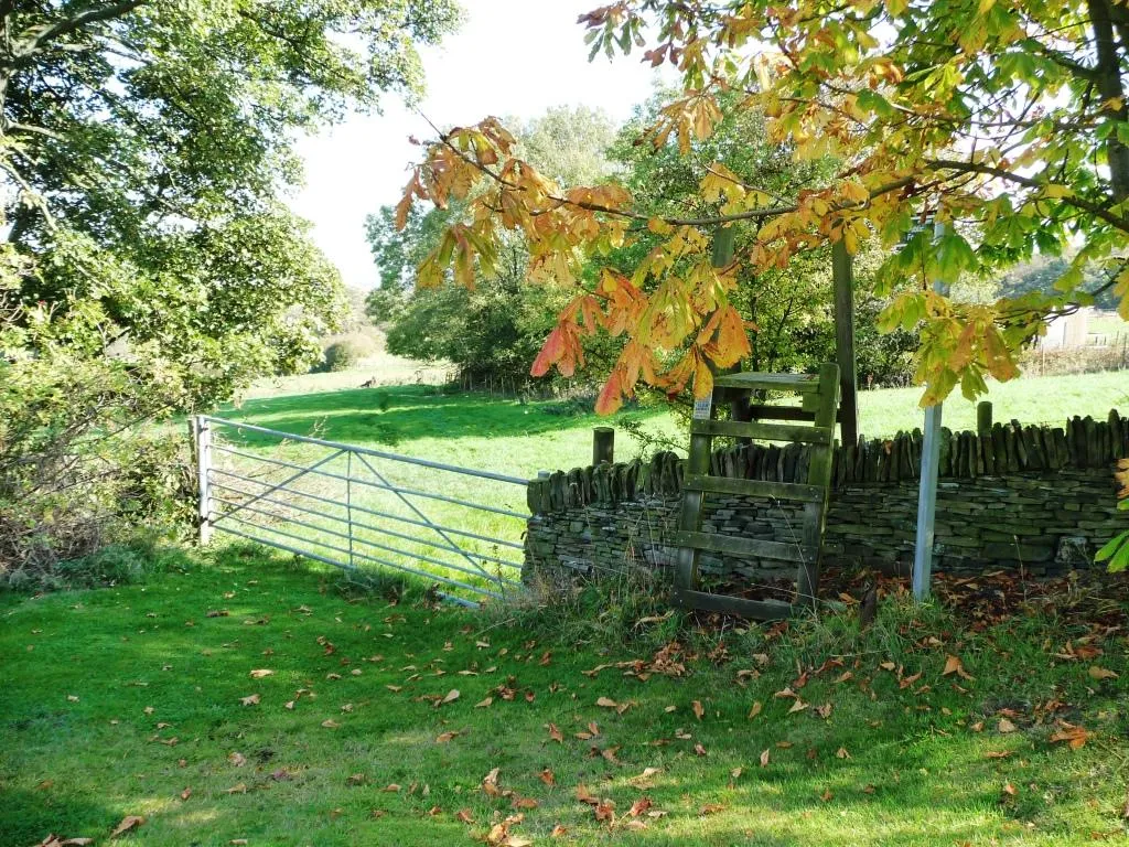 Photo showing: Field gate and footpath stile, Cat Hill