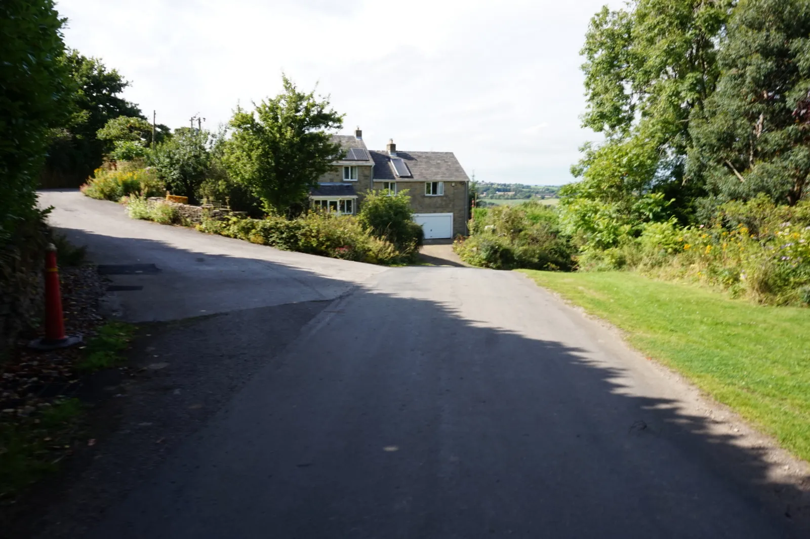 Photo showing: Cat Hill Lane towards Gunthwaite Bridge