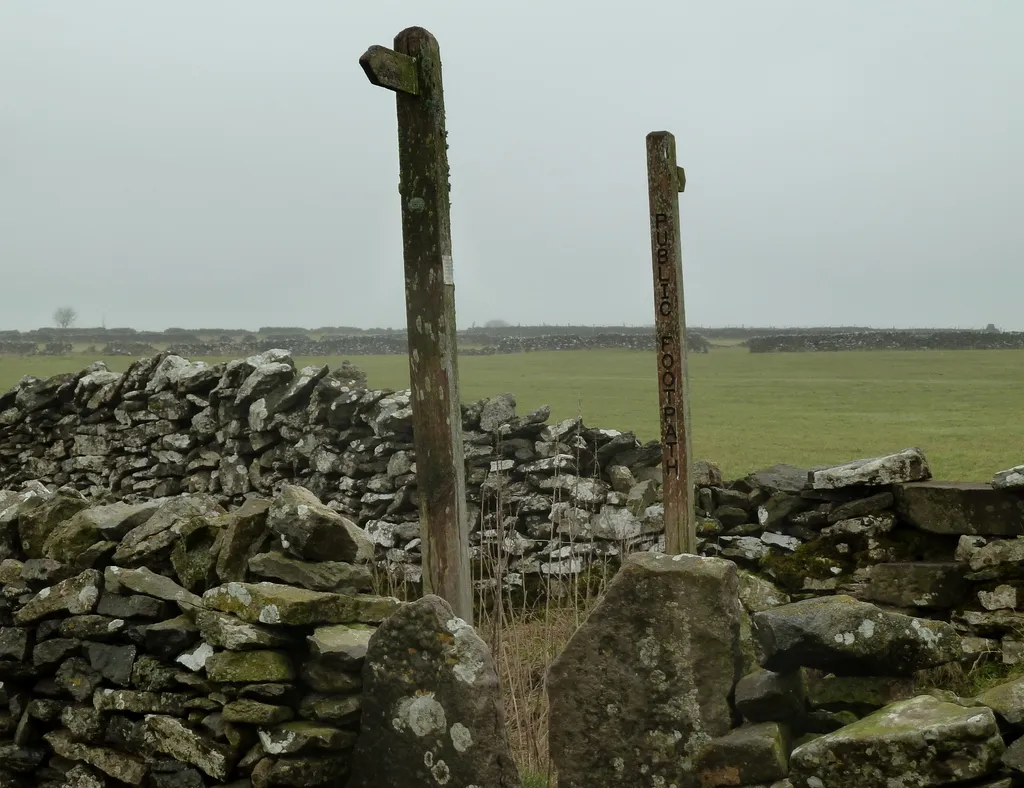 Photo showing: Footpath across a walled track