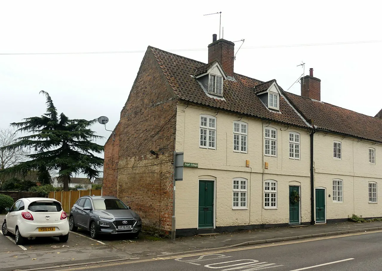 Photo showing: Photograph of 1 and 2 Angel Cottages, Blyth, Nottinghamshire, England