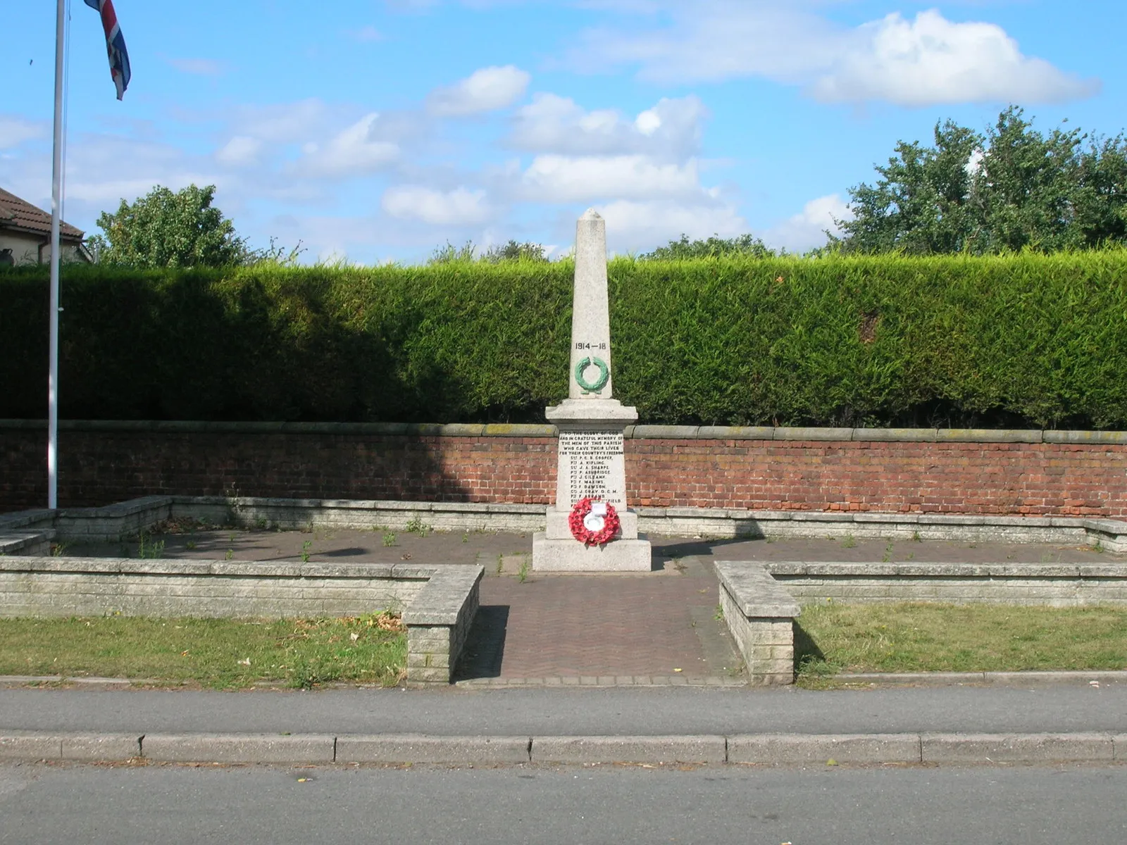 Photo showing: War memorial, Harworth