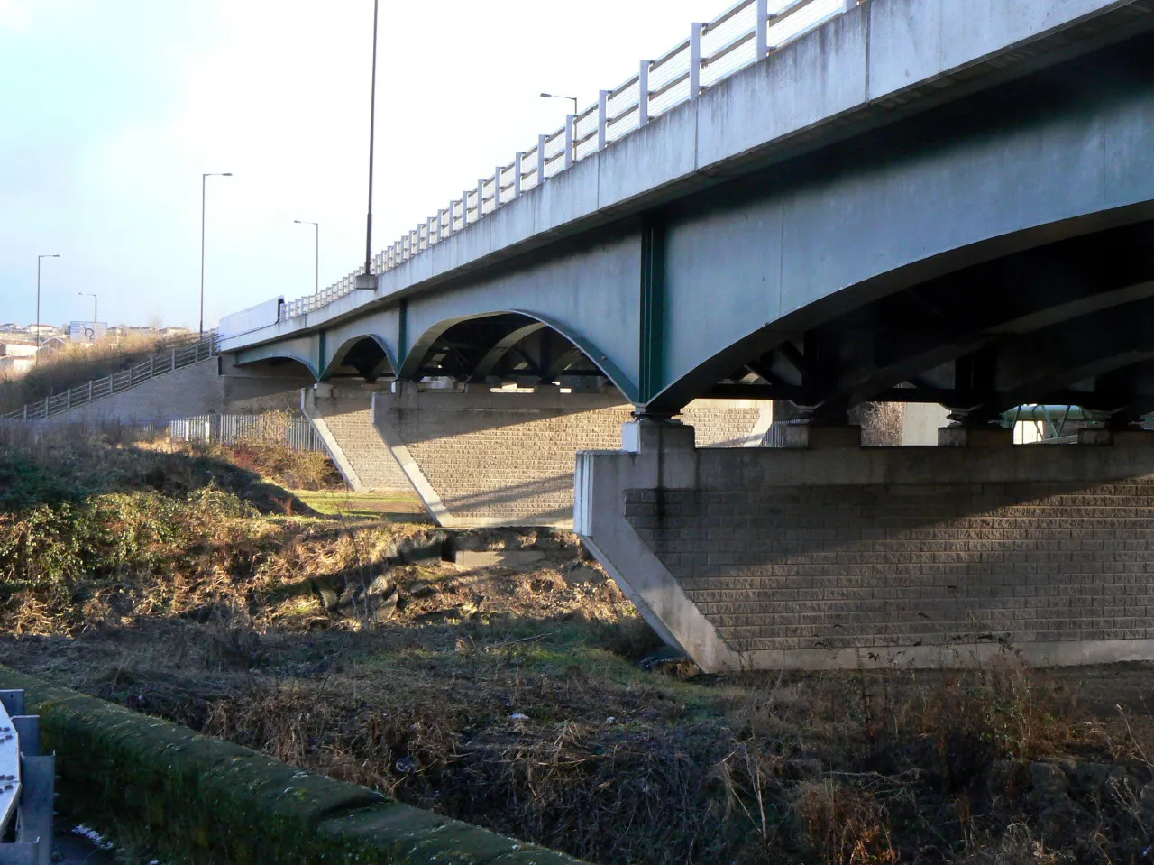 Photo showing: Denaby Main new bridge Taking the A6023 over river and railway, replacing the formerly busy level crossing.