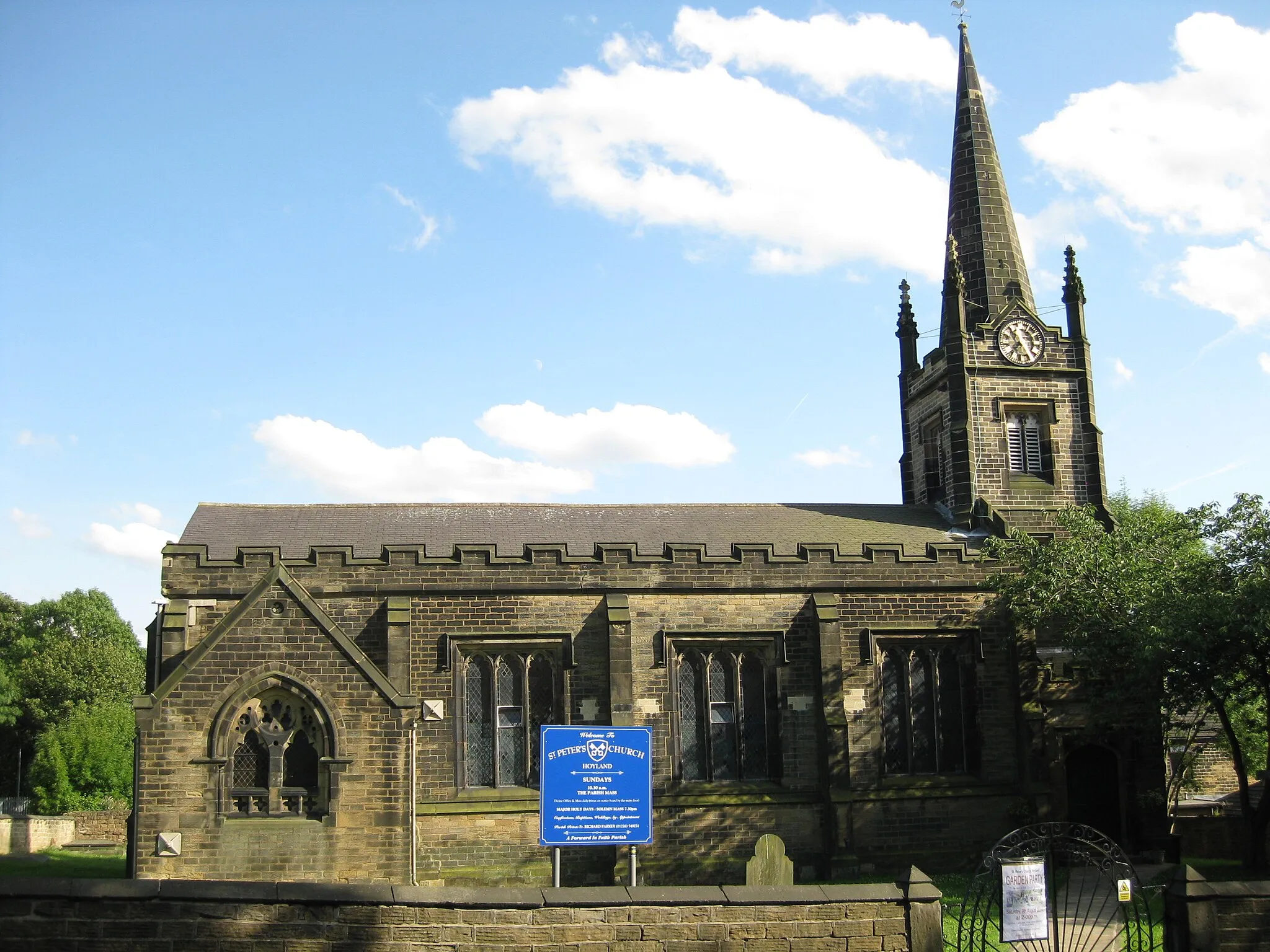 Photo showing: St Peter's parish church, Hawshaw Lane, Hoyland, South Yorkshire, seen from north-northwest