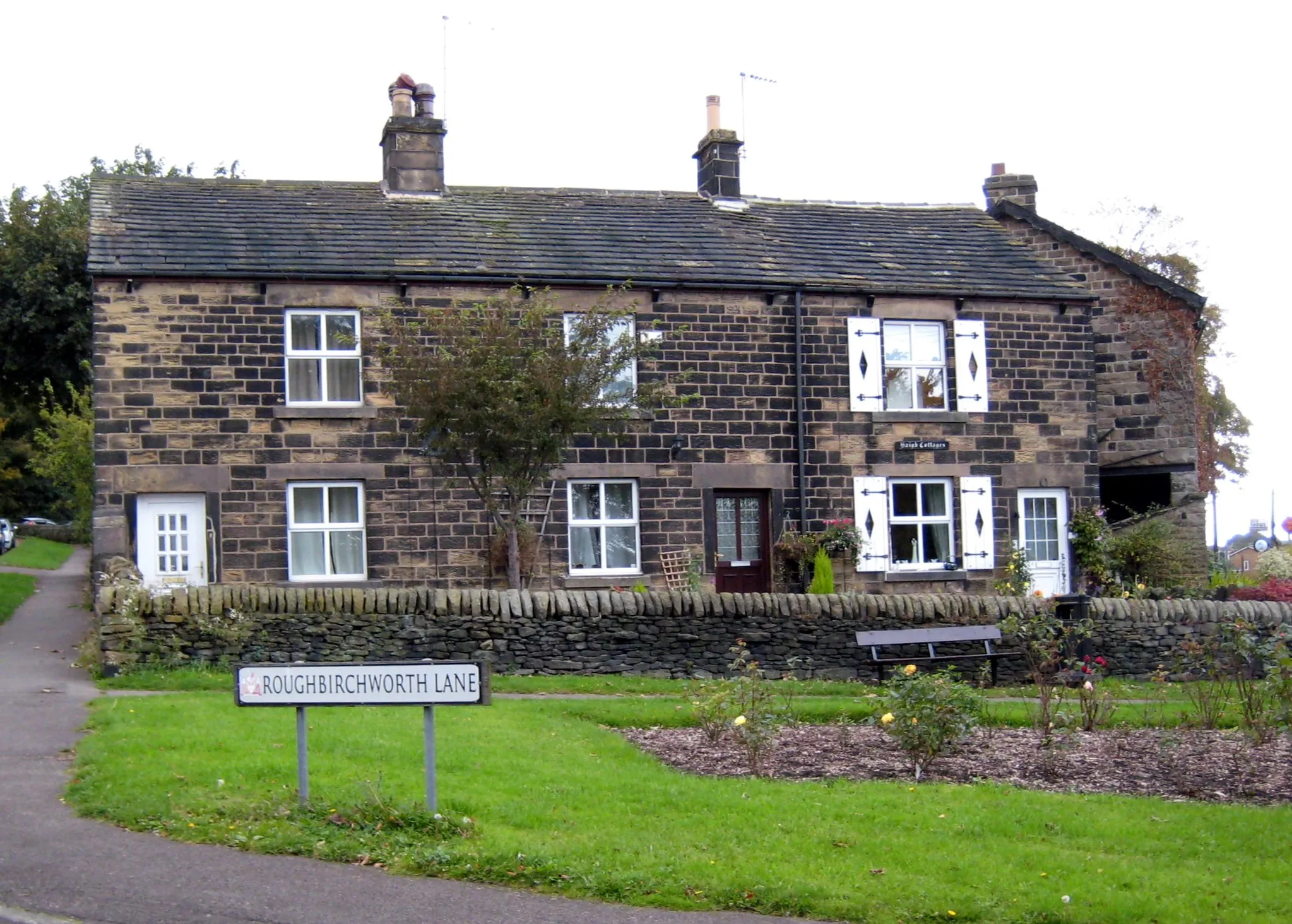 Photo showing: Roughbirchworth Lane, Oxspring, South Yorkshire S36 8YQ.  Haigh cottages at the junction with Sheffield Road