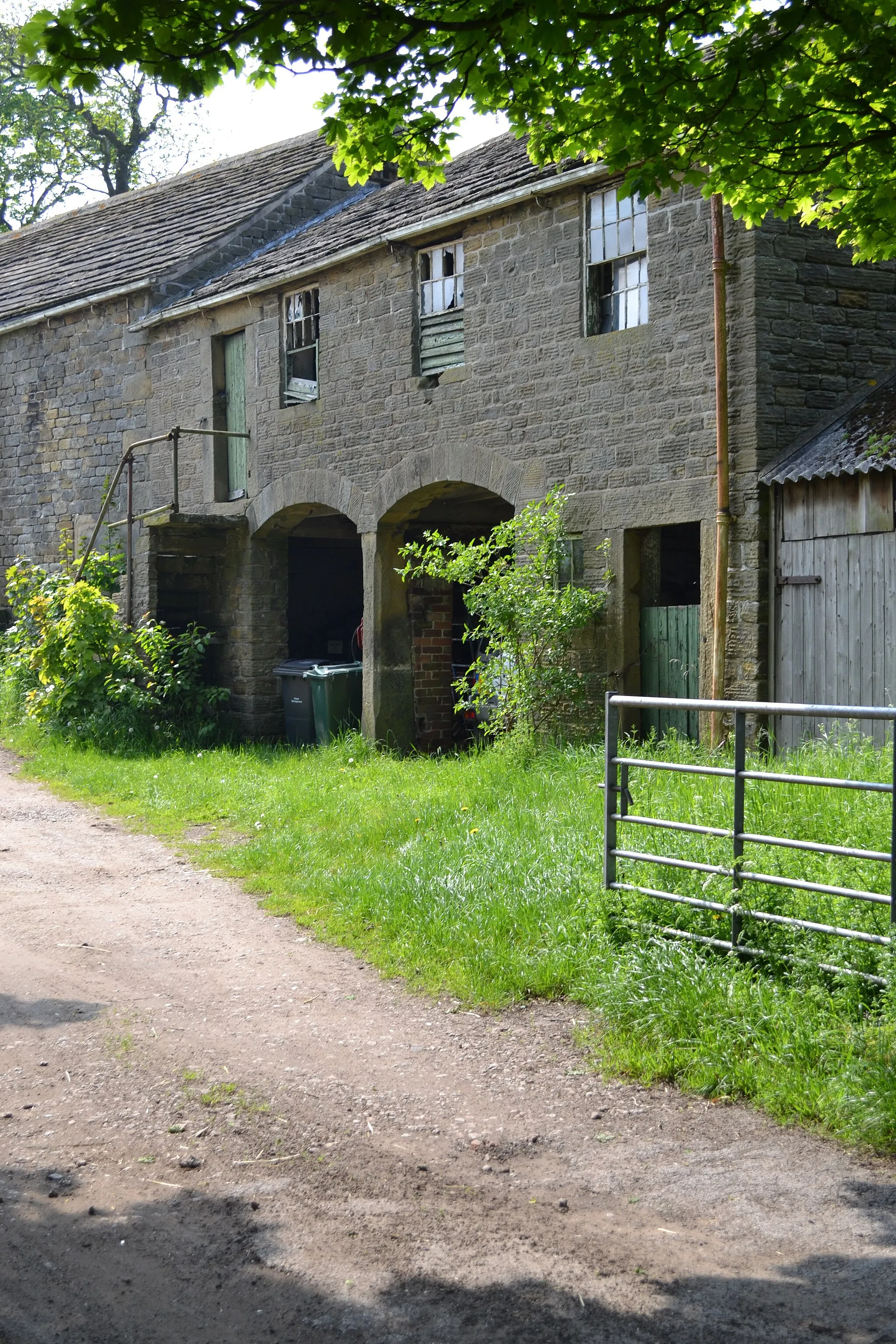 Photo showing: At Root House Farm, Roughbirchworth