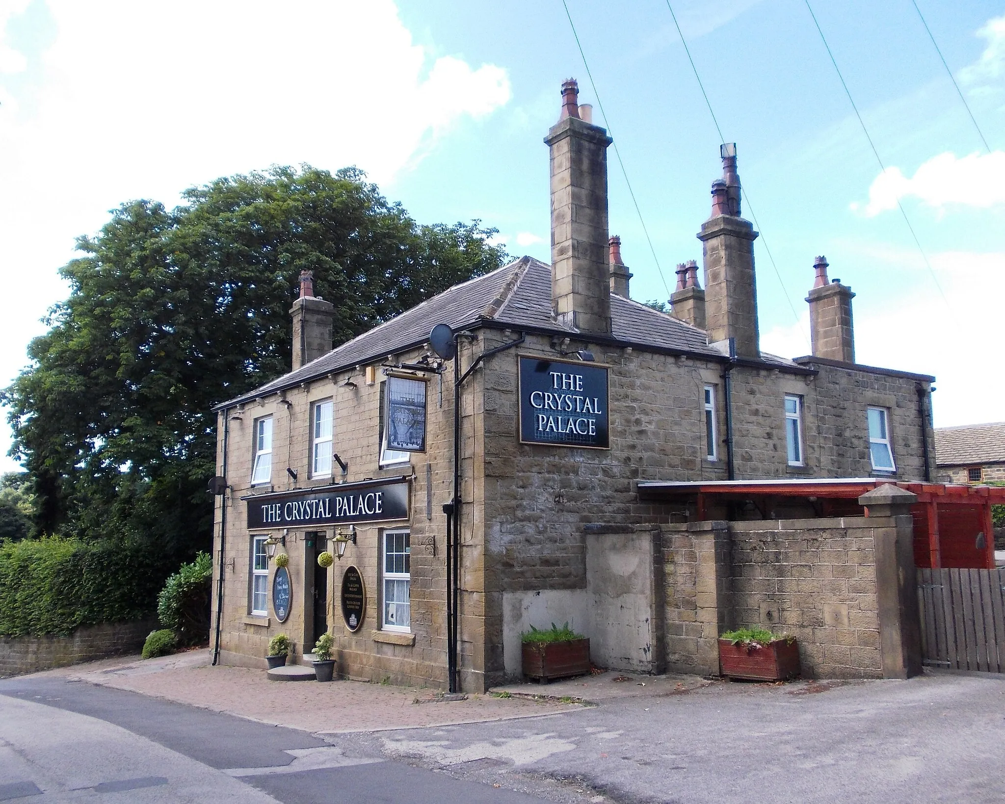 Photo showing: "The Crystal Palace" public house in Thurlstone