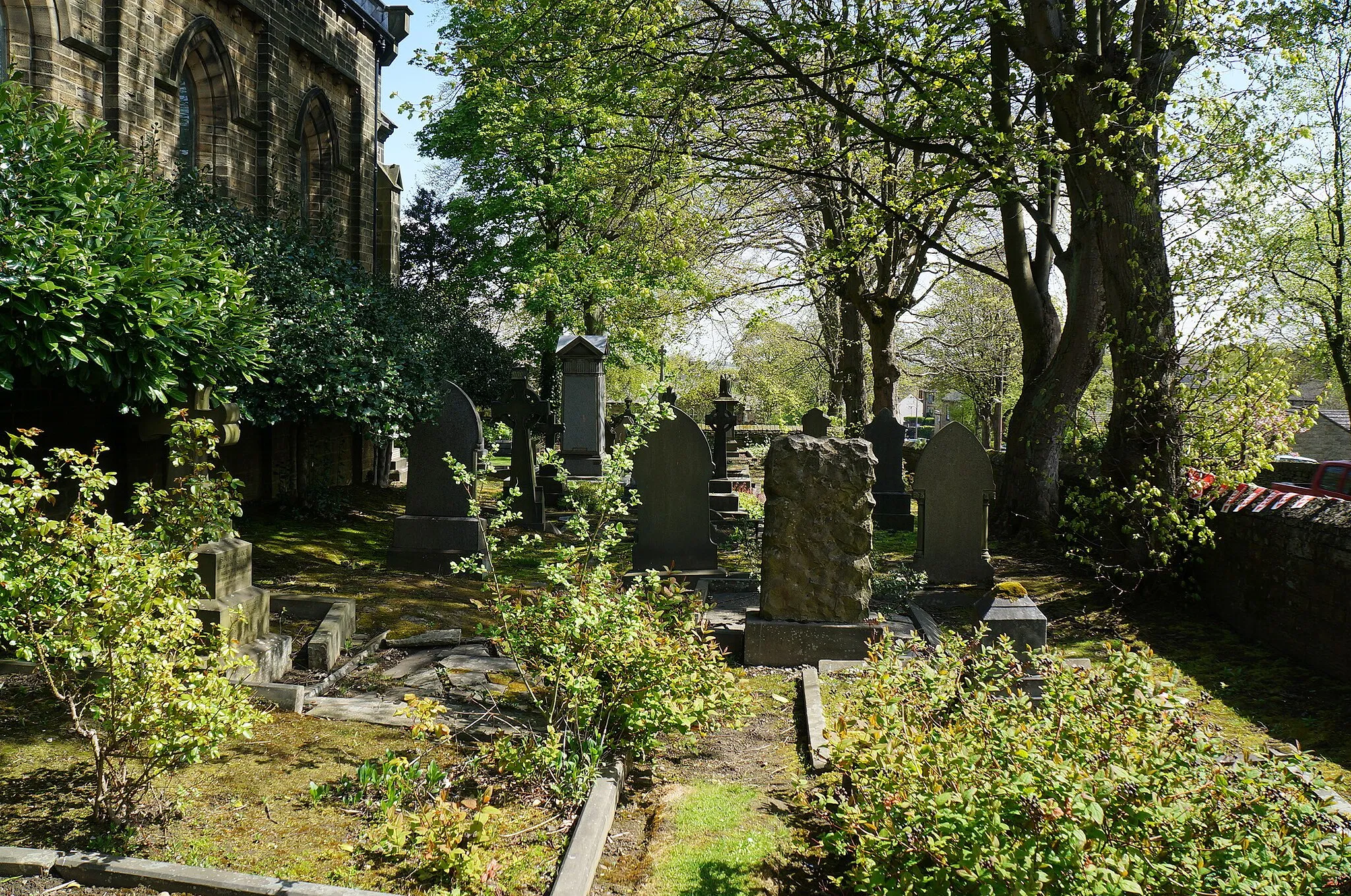 Photo showing: Graveyard at St Pauls, Shepley