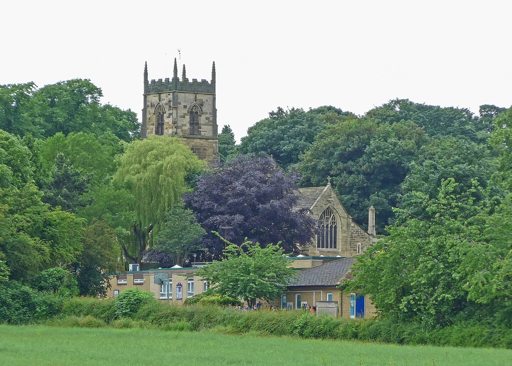 Photo showing: Church of England junior school (foreground) and parish church of St Mary the Virgin (beyond), Badsworth, West Yorkshire, seen from the southeast