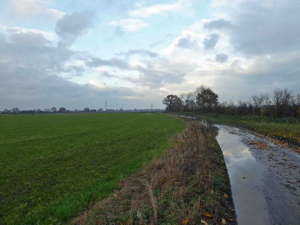 Photo showing: A very wet Common Lane Temple Hirst