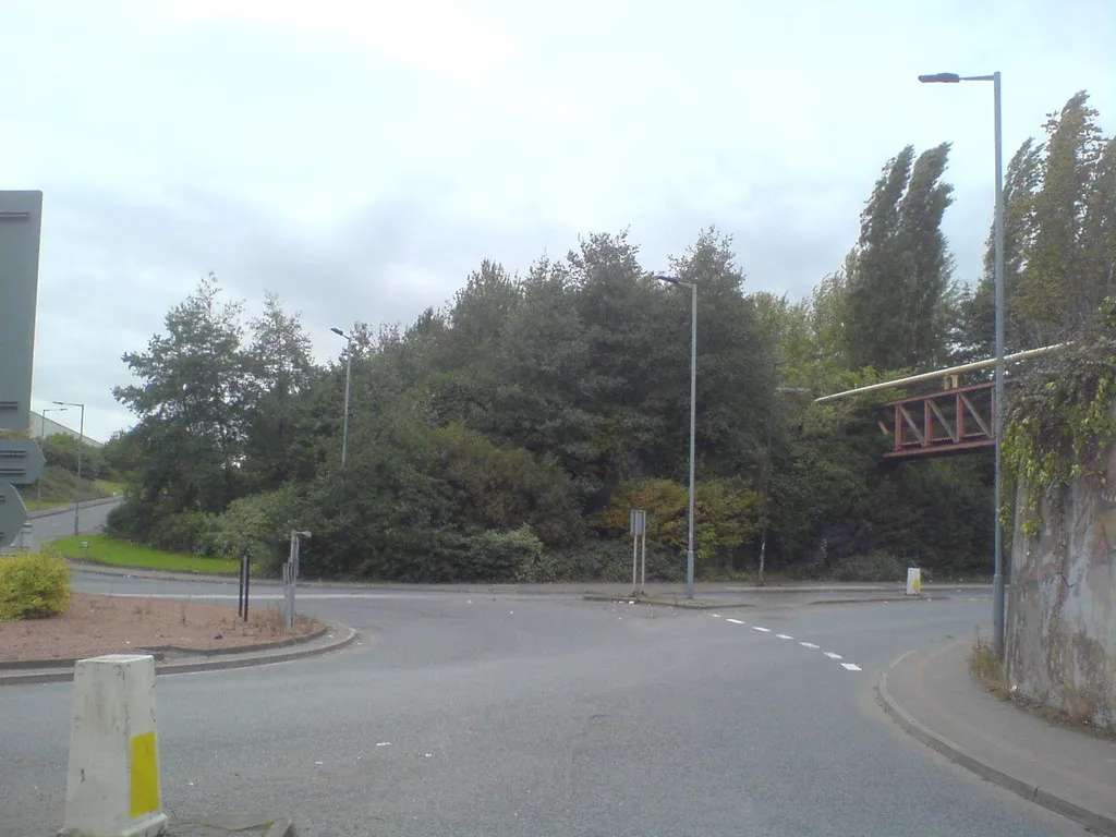 Photo showing: Site of former railway bridge