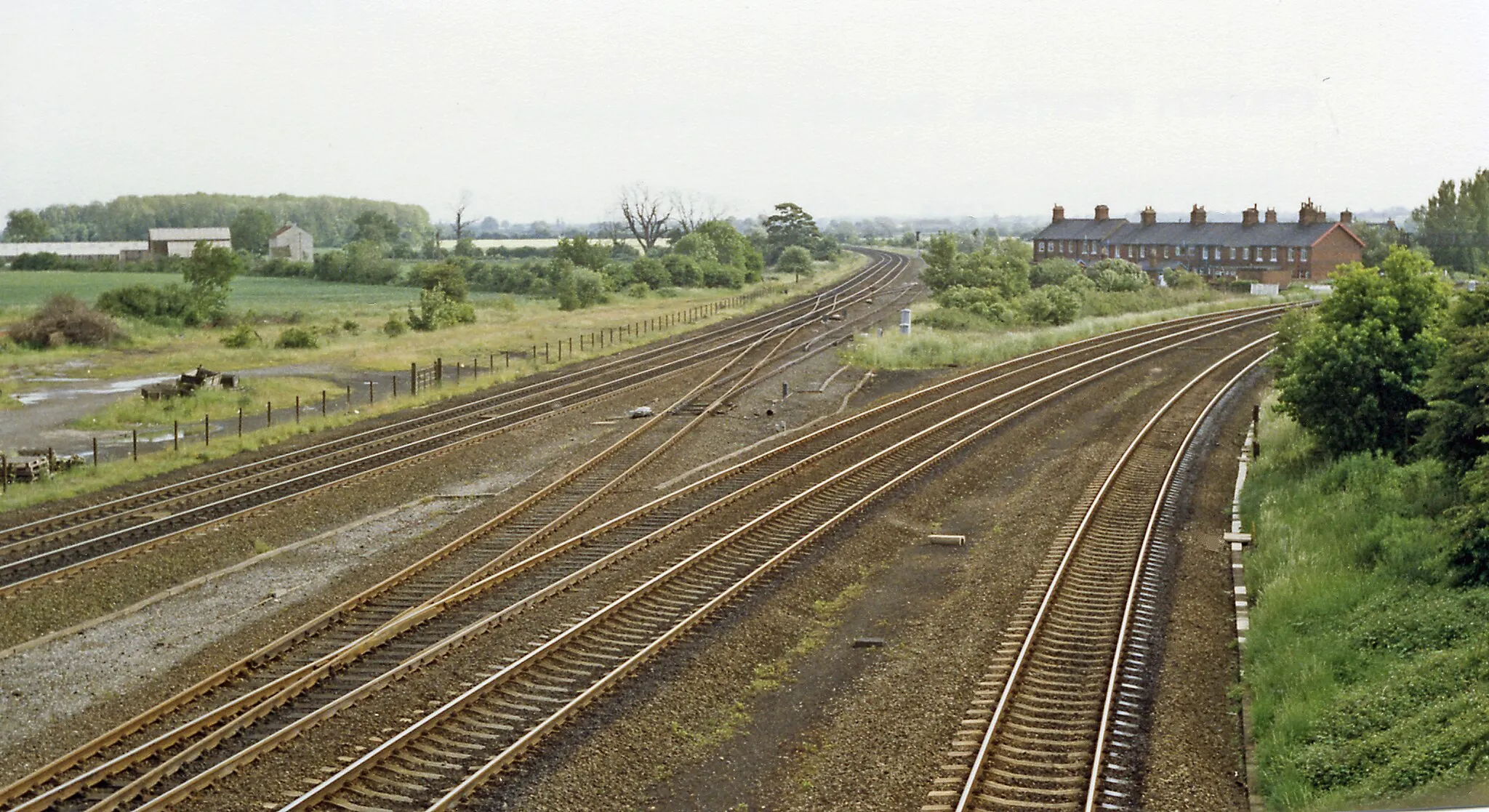 Photo showing: Main lines running south from Church Fenton.
View southward from bridge at the south end of Church Fenton station: ex-NER major junction of main lines from York, and from Harrogate via Wetherby, to Sheffield via Pontefract (to the left) and to Leeds (to the right).