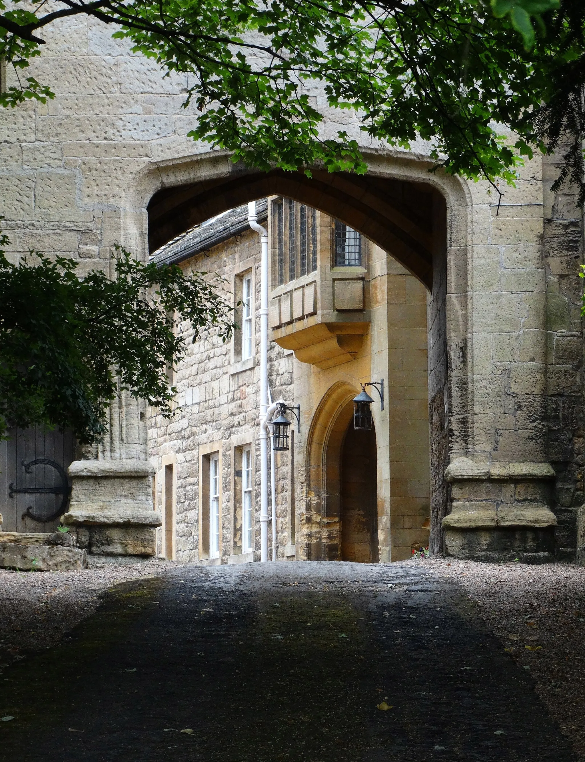 Photo showing: A glimpse of w:Hooton Pagnell Hall. The inner gateway is believed to have been constructed in the fourteenth century. The hall itself became the residence of Sir w:Patience Warde (1629-96) a former Lord Mayor of London.