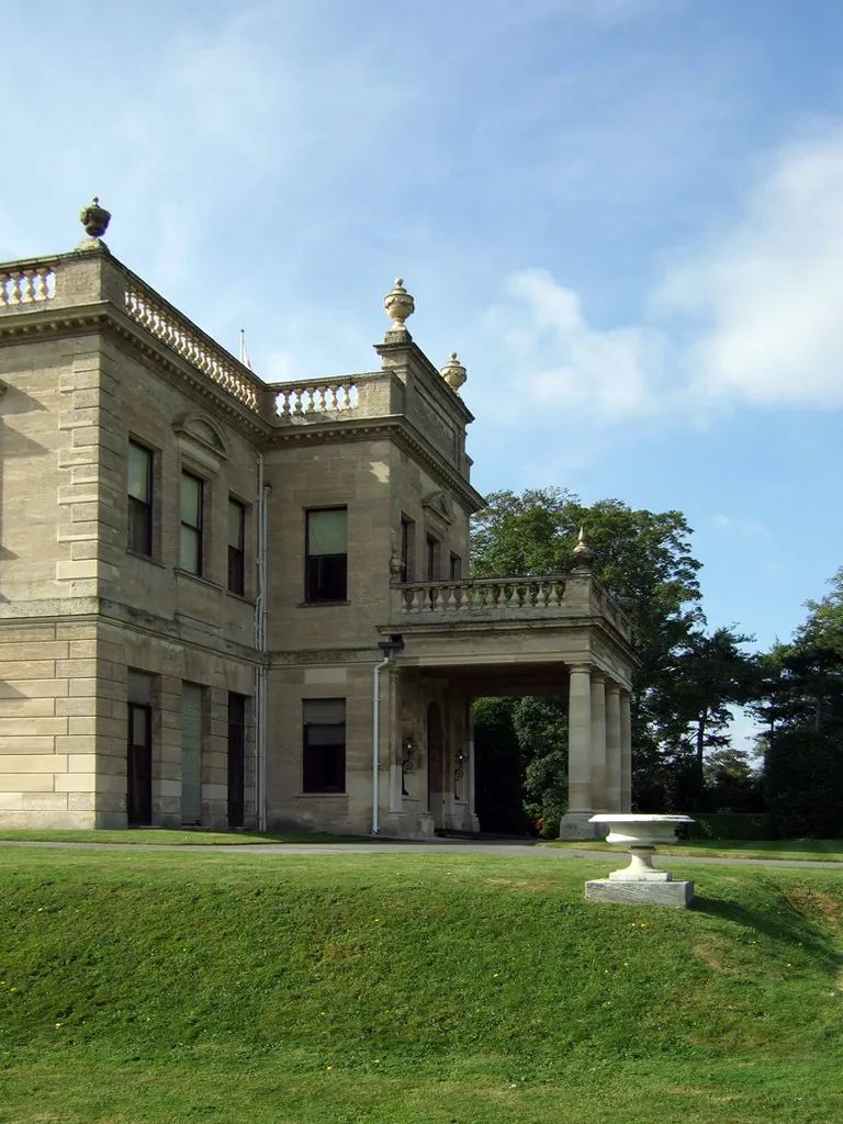 Photo showing: Neoclassical Brodsworth Hall with porte-cochè — in South Yorkshire.