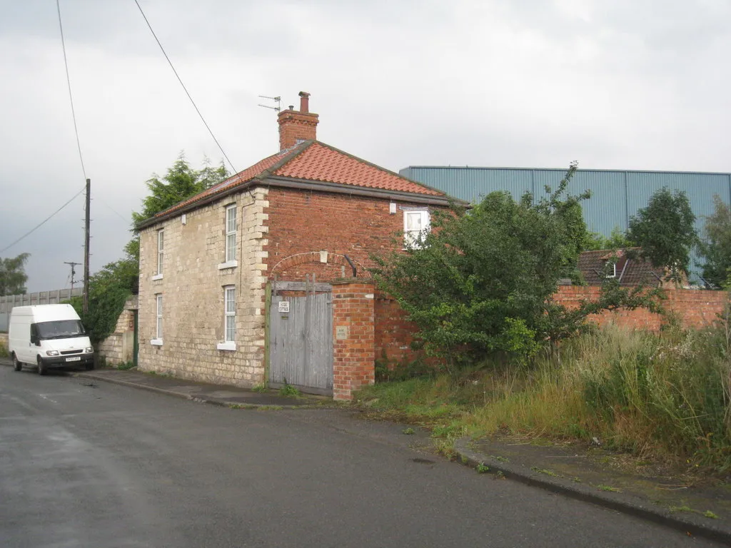 Photo showing: Stone faced cottage