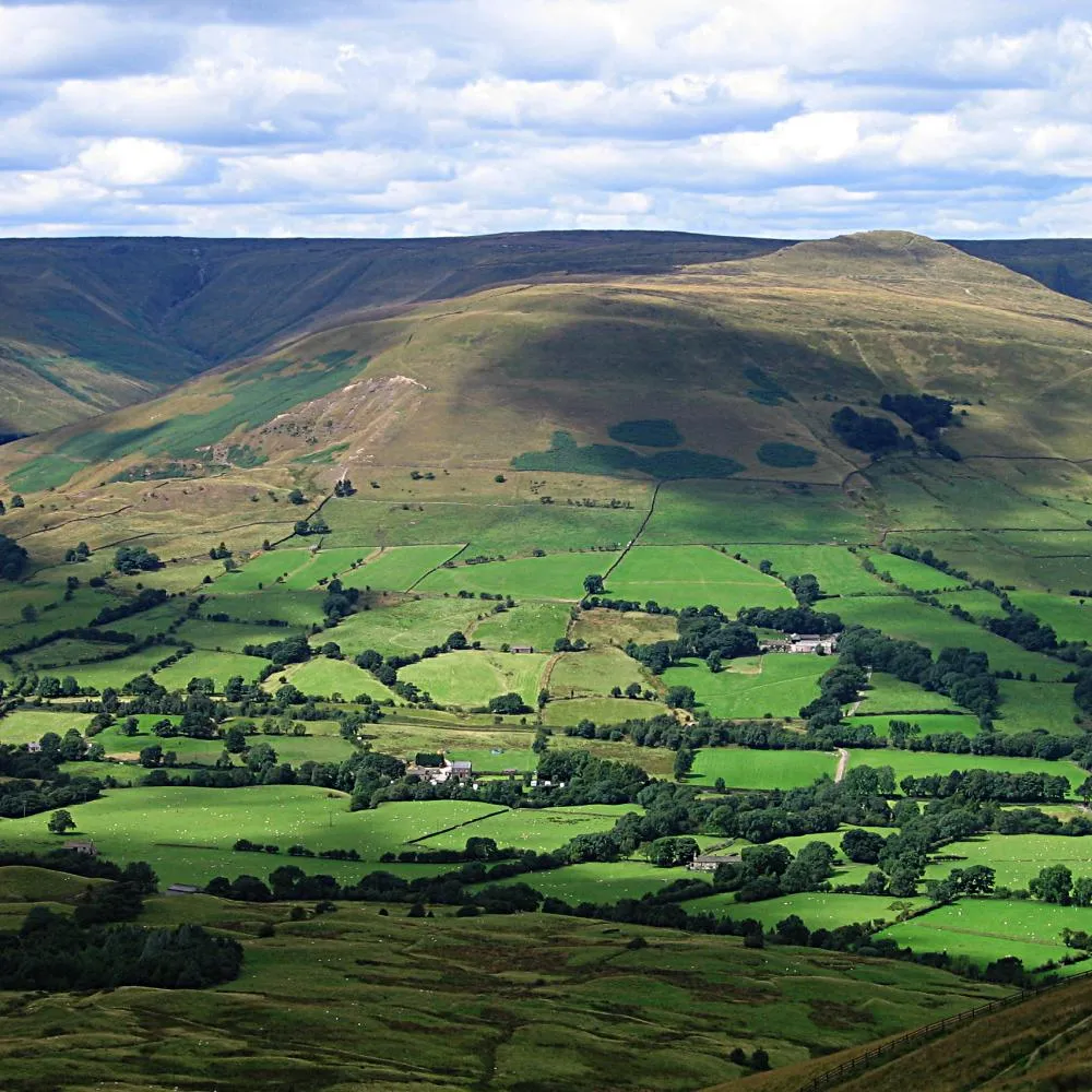 Photo showing: View down the valley from Mam Tor in the en:Peak District, UK.
Twelve large en:limestone quarries operate in the Peak District
Photographed by Bala Amavasai

Camera: Canon A520