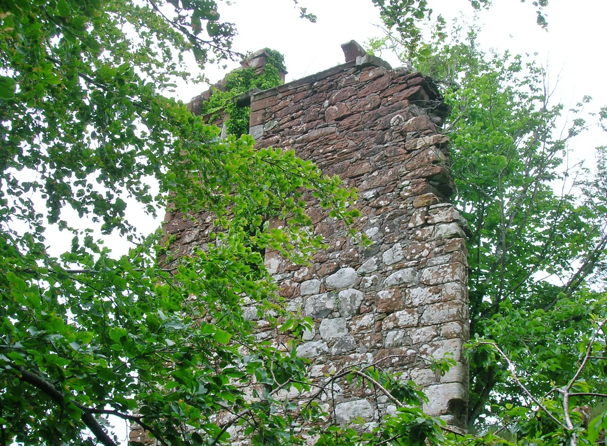 Photo showing: Kingencleugh Castle, east facing side, Mauchline, East Ayrshire, Scotland