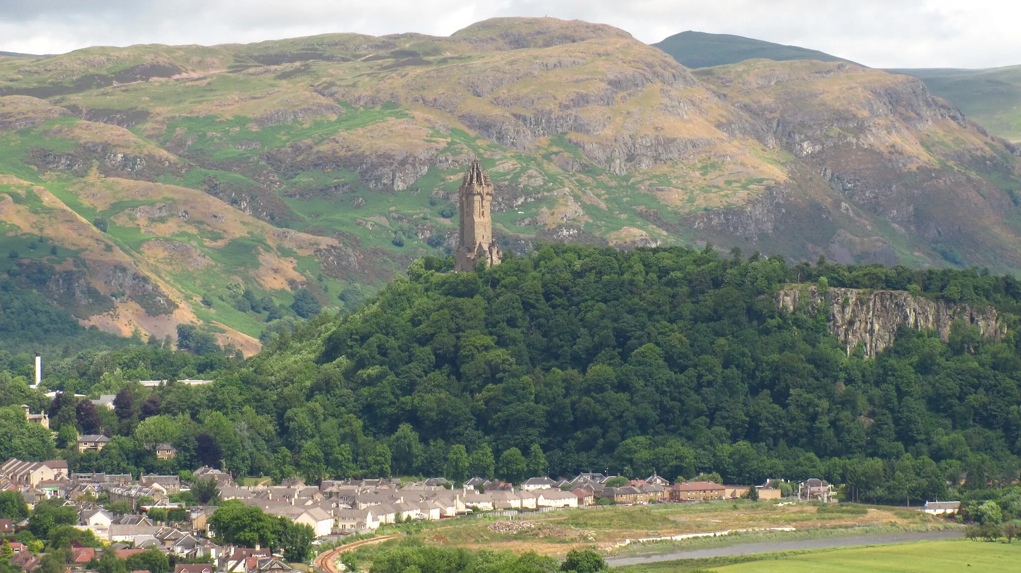 Photo showing: Abbey Craig near Stirling, Scotland, with Wallace Monument on top.