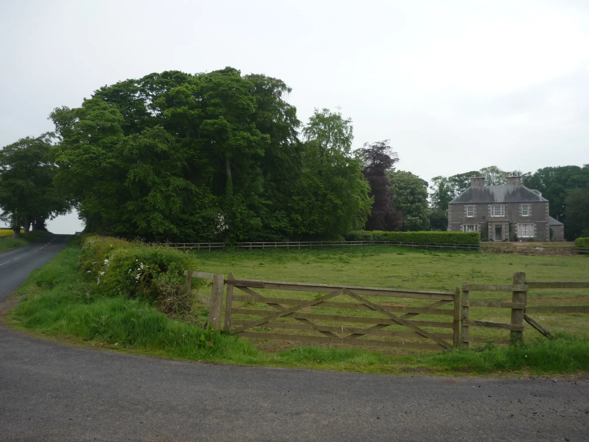 Photo showing: Holefield Farm house, on the B6396 road from Kelso in the Lempitlaw area, near the Scottish-English border.  United Kingdom.  Taken 26 May 2018.