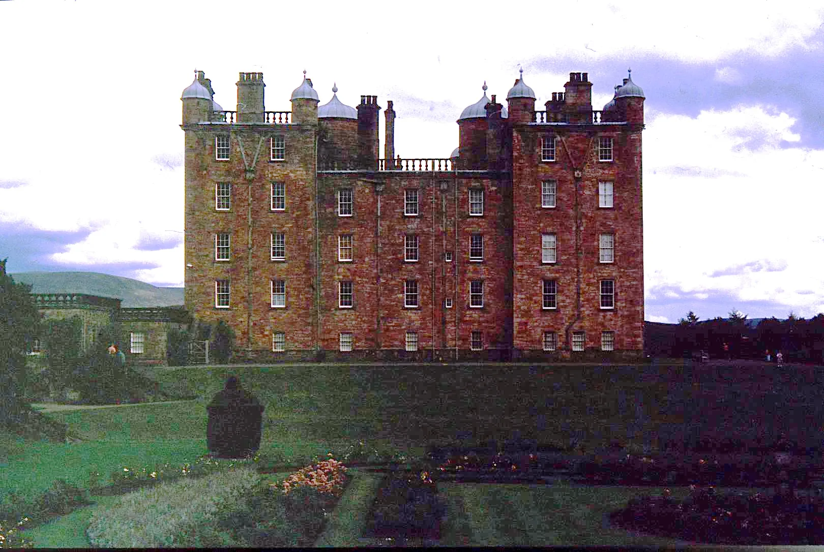 Photo showing: Drumlanrig Castle at dusk