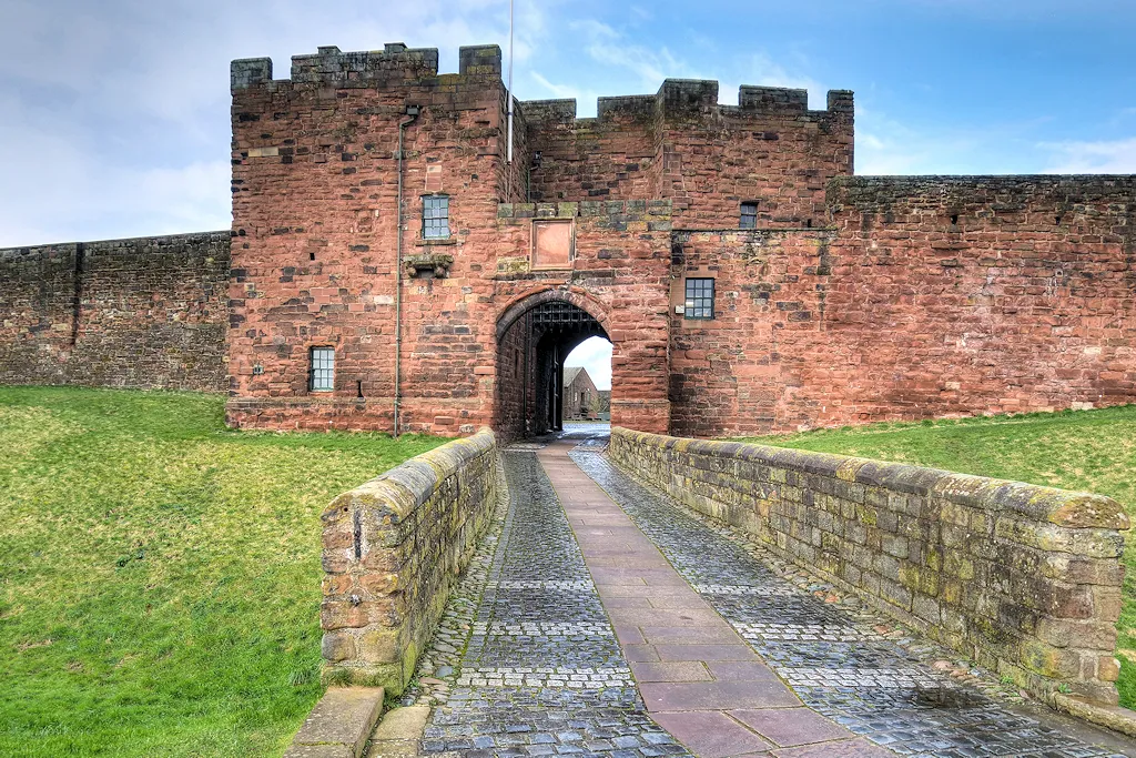 Photo showing: Carlisle Castle is over 900 years old. It was first built in 1093, during the reign of William II who ordered the construction of a Norman-style motte and bailey castle on the site of an old Roman fort to protect the northern border of England against the threat of invasion from Scotland. In 1122, Henry I ordered a stone castle to be constructed on the site. Thus a keep and city walls were constructed. The De Irebys Tower dates from the thirteenth century and is a Grade I listed building (Historic England List Entry Number: 1197000 ).
Today the castle is managed by English Heritage and is open to the public. Until recently, the castle was the administrative headquarters of the former King's Own Royal Border Regiment now county headquarters to the Duke of Lancaster's Regiment and a museum to the regiment is within the castle walls.