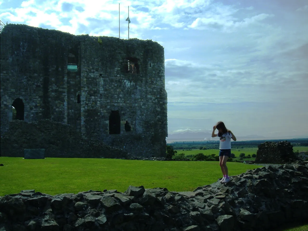Photo showing: Dundonald Castle & view to Arran