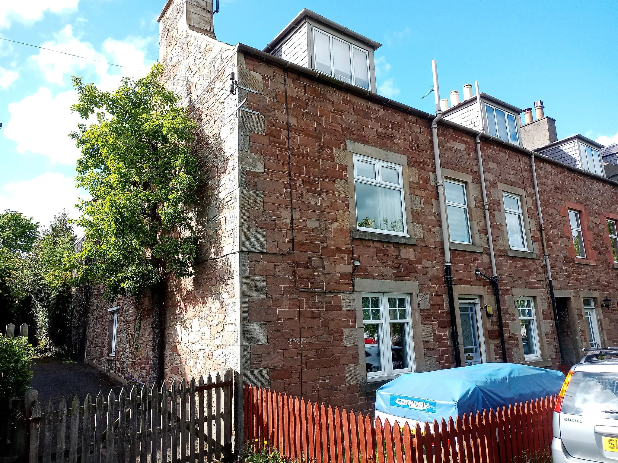 Photo showing: Cherry Cottage, Sunnyside, Denholm (cottage in Denholm, Scottish Borders, Scotland, UK) Caution the location as shown is not as you would expect.