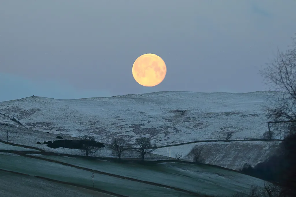 Photo showing: A supermoon above Mains Hill