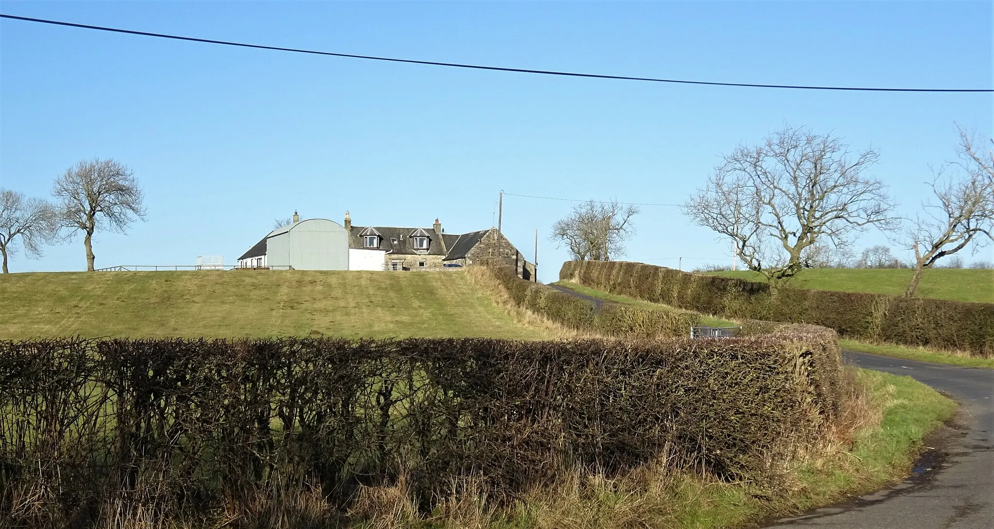 Photo showing: Laigh Auchenharvie Farm, Torranyard, North Ayrshire. Crossroads view. Auchenharvie Castle stands nearby.