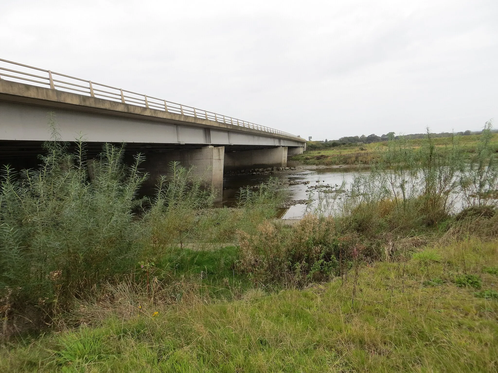 Photo showing: River Esk and M6 Motorway at Metal Bridge
