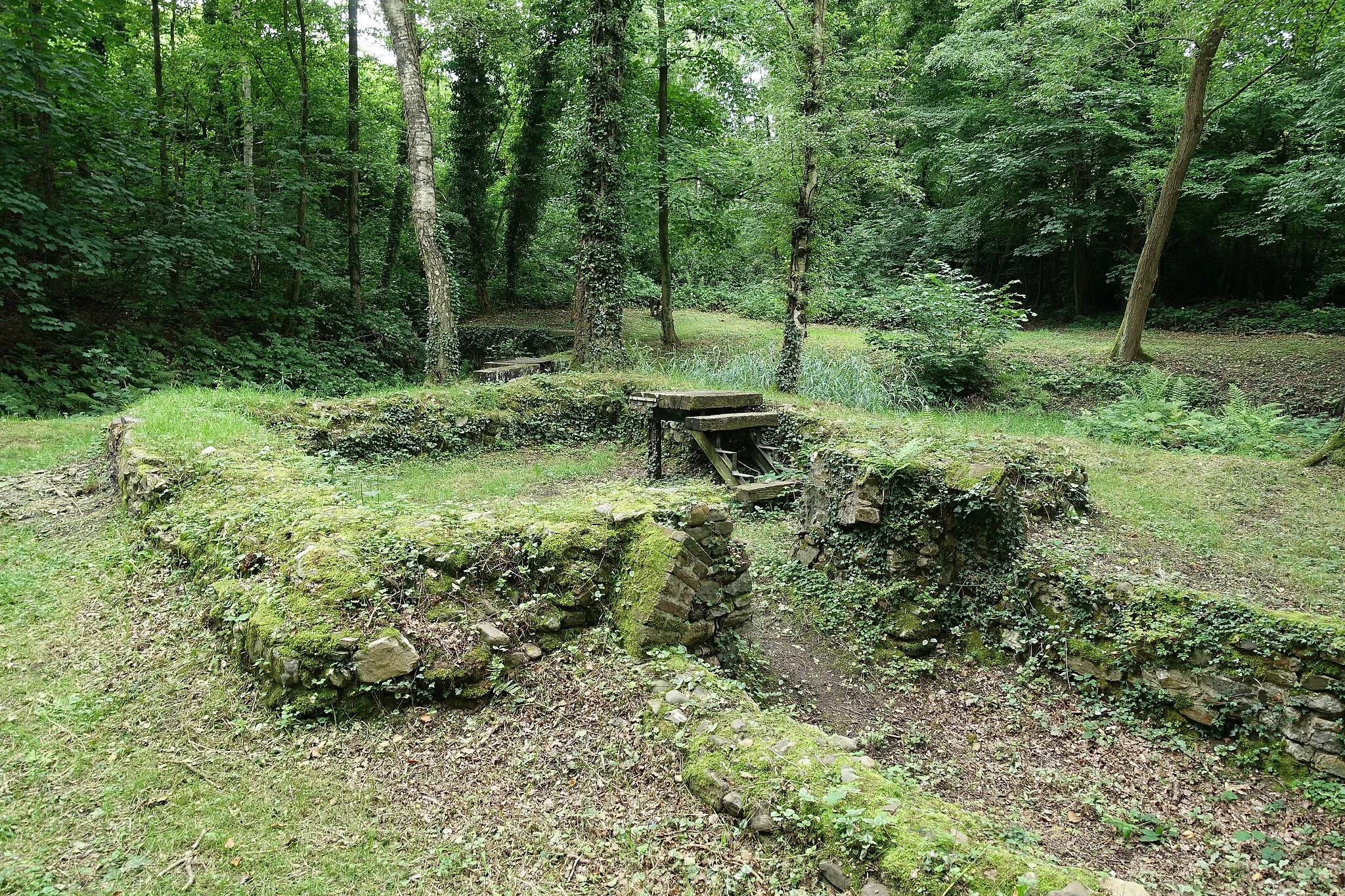 Photo showing: Fundamenten van houten donjon uit de 14de eeuw in Genk (Stalengoed)