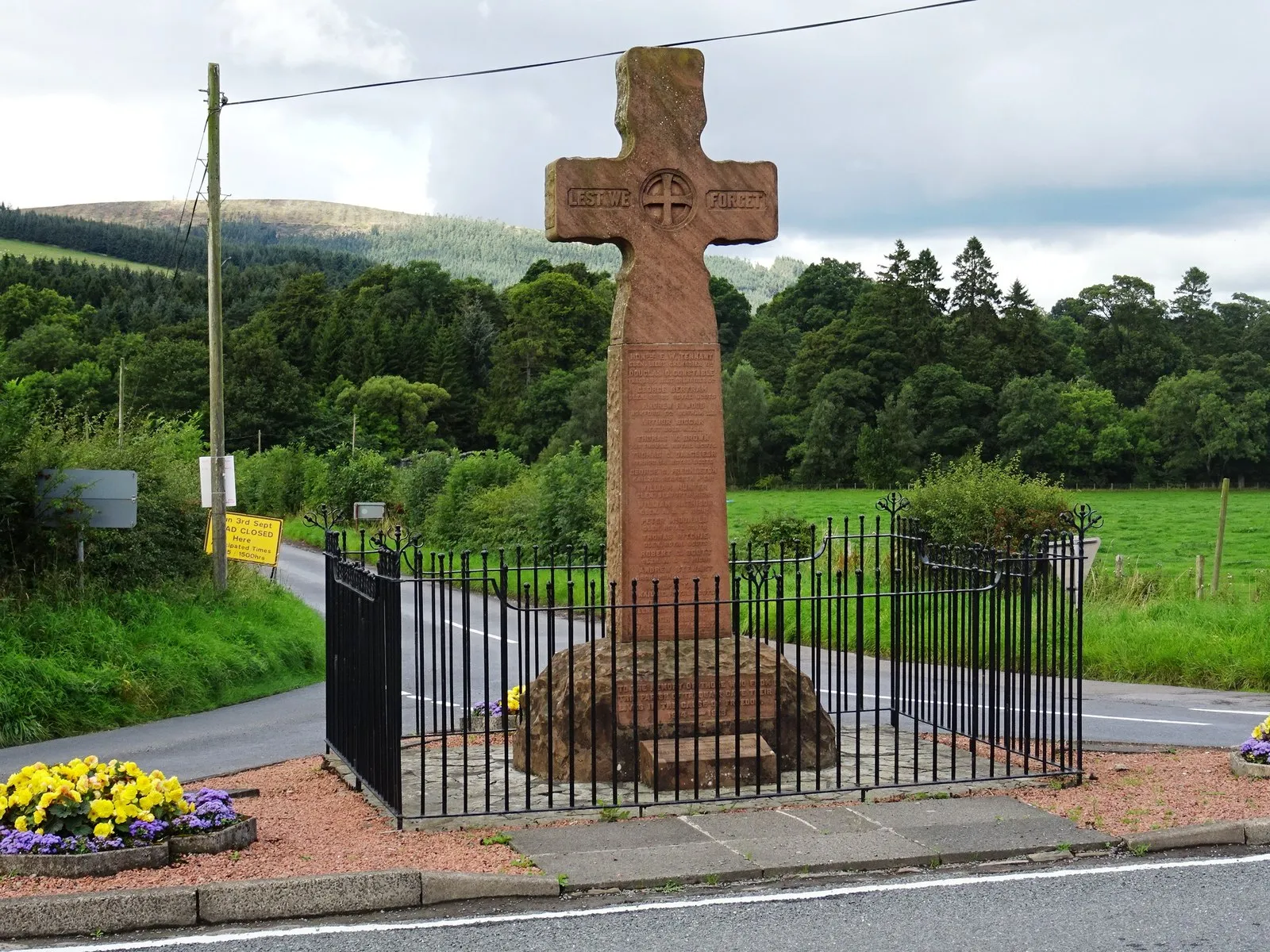 Photo showing: War memorial at Traquair