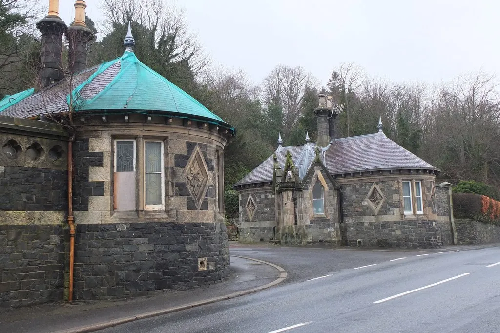 Photo showing: Entrance lodges for Stoneyhill, Walkerburn