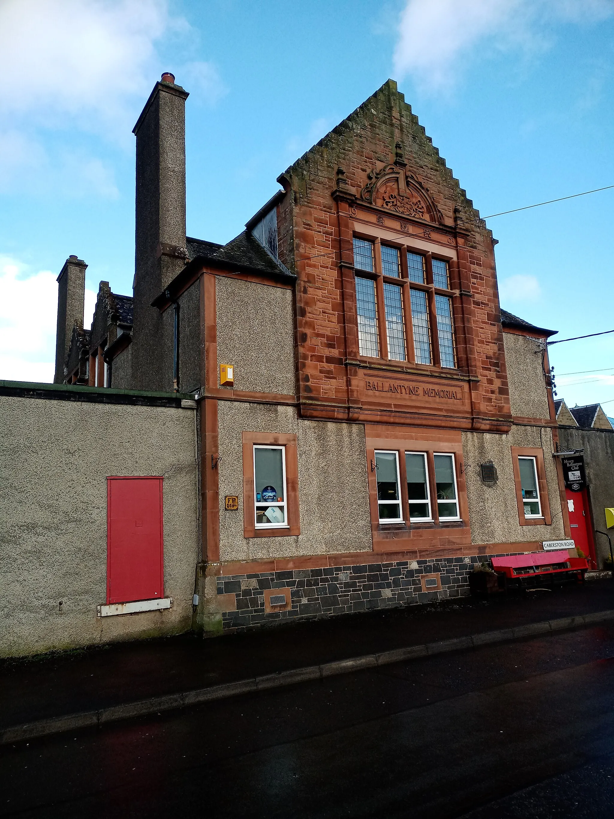 Photo showing: Ballantyne Memorial Institute, Caberston Road, Walkerburn (architectural structure in Scottish Borders, Scotland, UK)