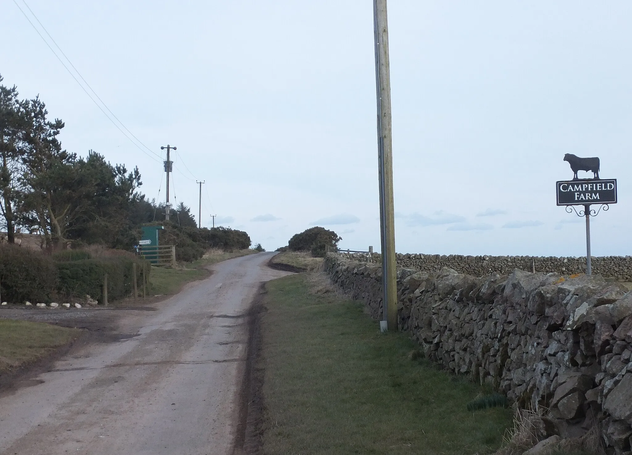 Photo showing: Road junction near Campfield Farm