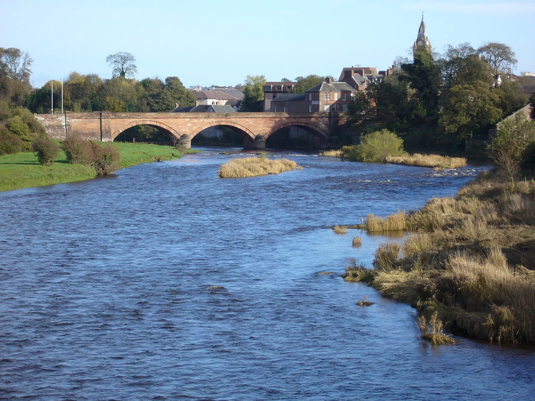 Photo showing: Photo taken by myself 29/10/06 of the River Annan, facing upstream towards the 3-arch road-bridge entering the western side of Annan.