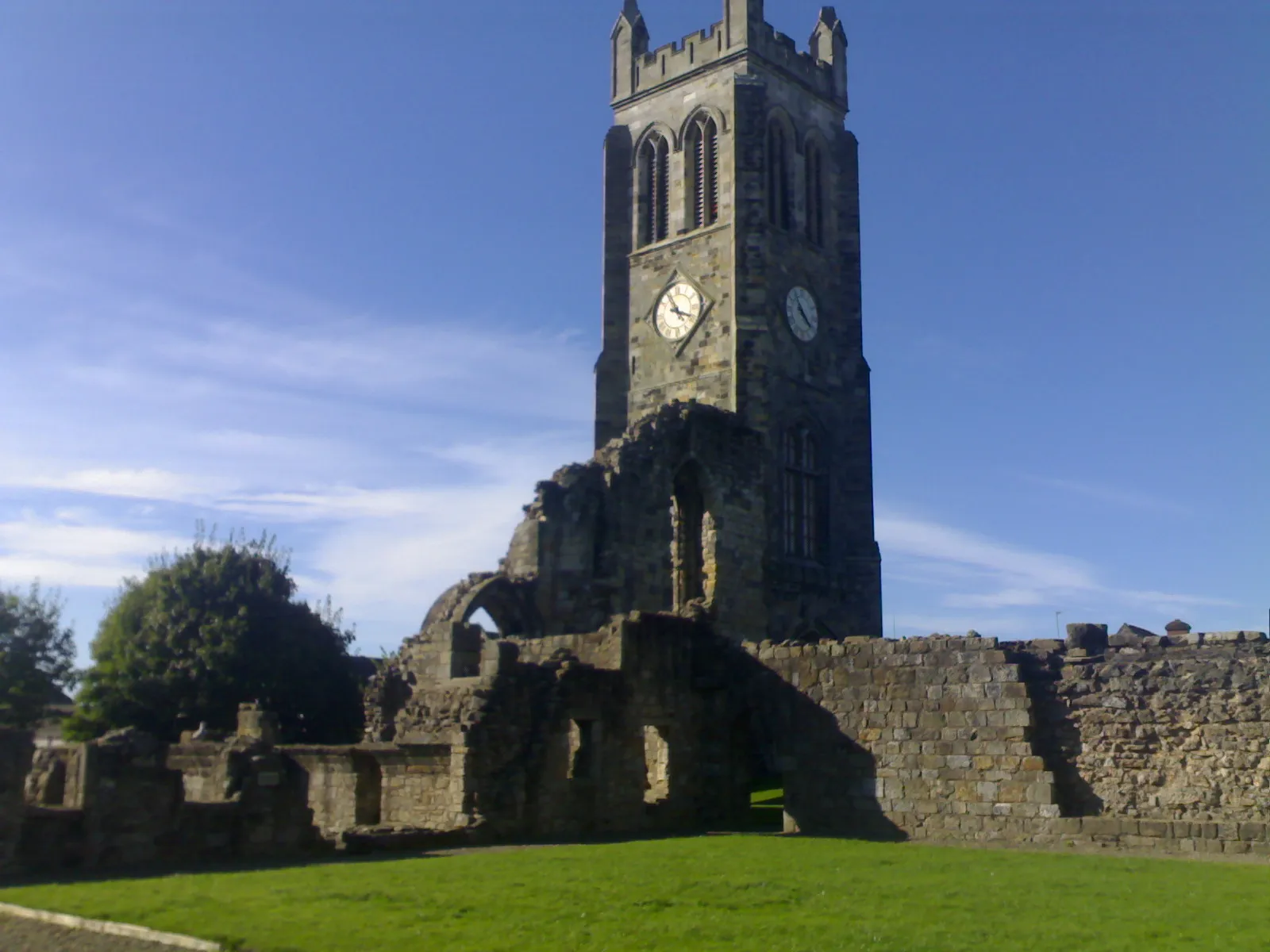Photo showing: Kilwinning Abbey in Scotland, Taken with Nokia 6270 mobile phone