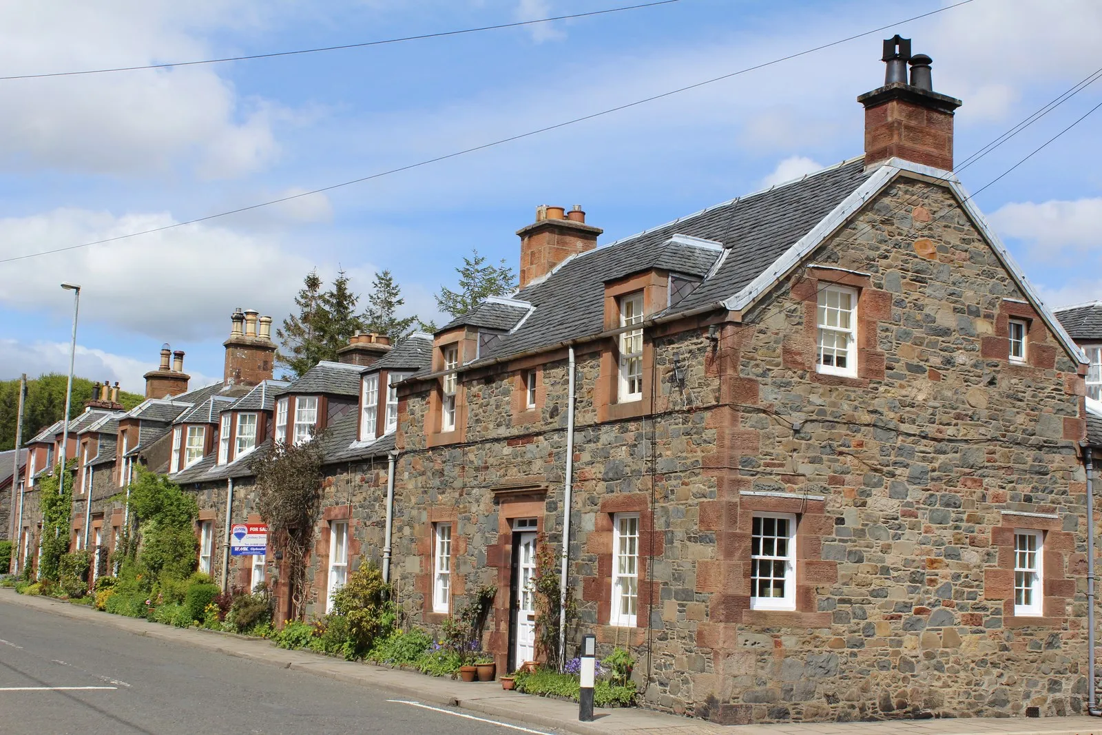 Photo showing: Village street by A701, Broughton