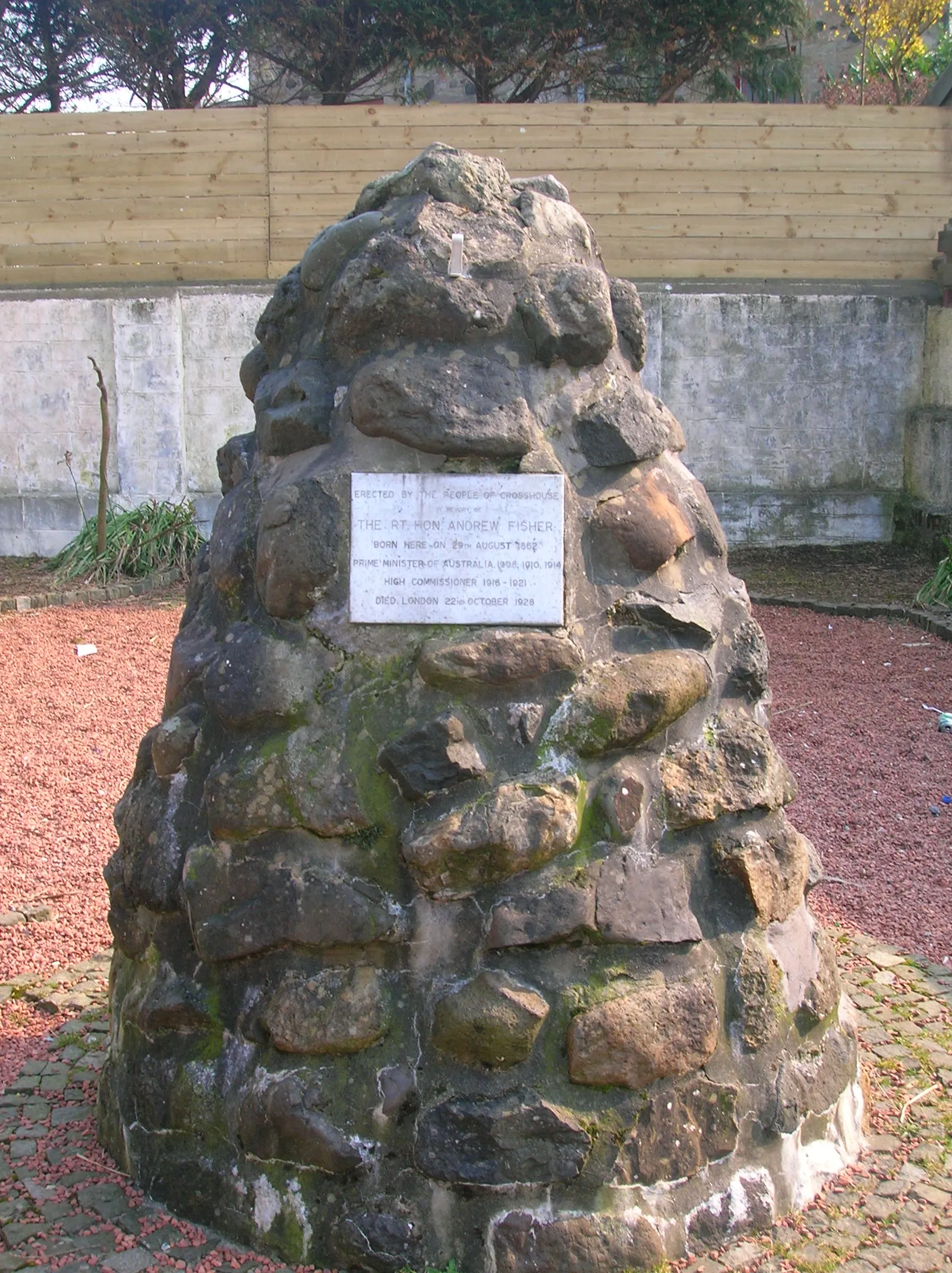 Photo showing: The Cairn and Plaque to former Australian Prime Minister w:Andrew Fisher in Crosshouse, East Ayrshire, Scotland