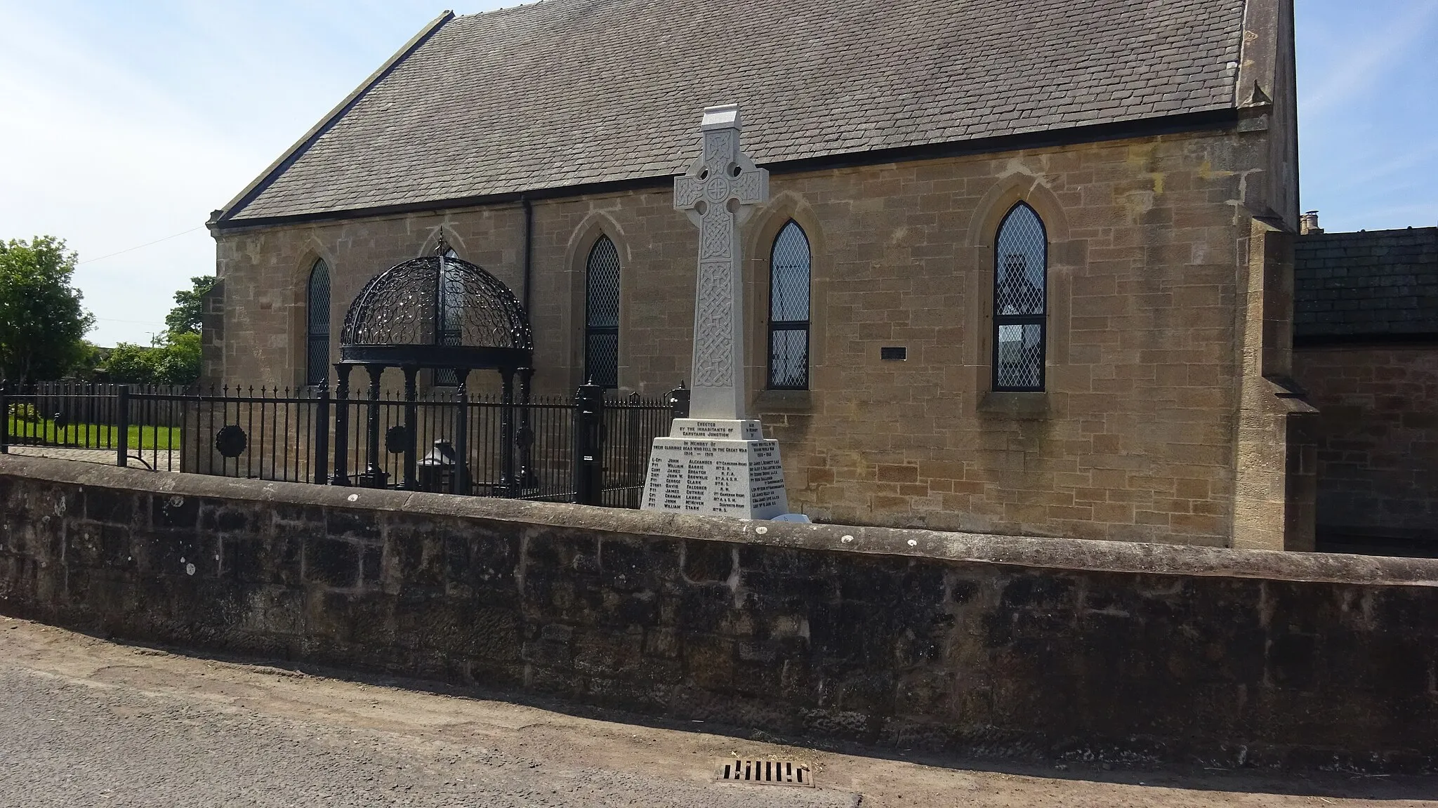 Photo showing: Old Carstairs Junction Mission Church and War Memorial. South Lanarkshire