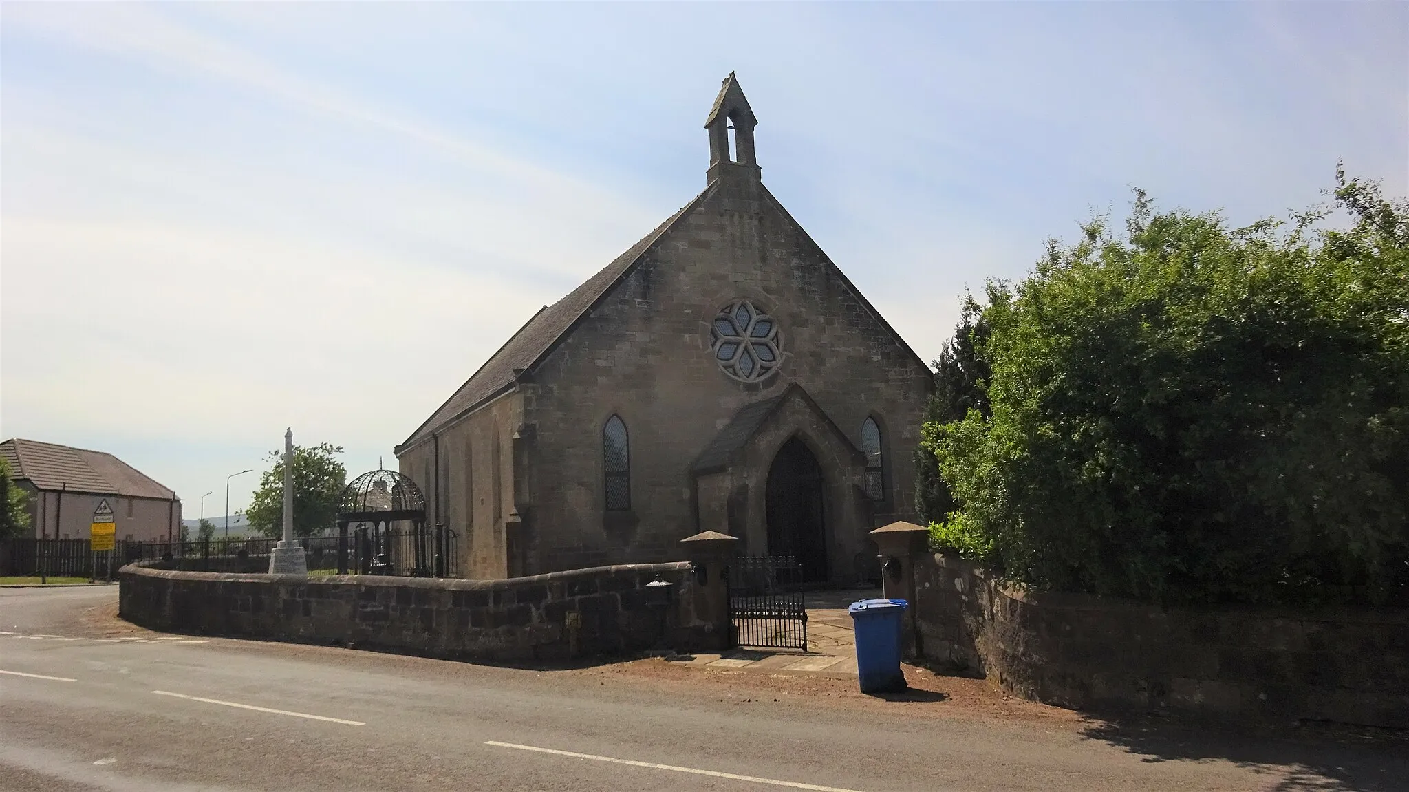 Photo showing: The old Carstairs Junction Mission Church and War Memorial. South Lanarkshire