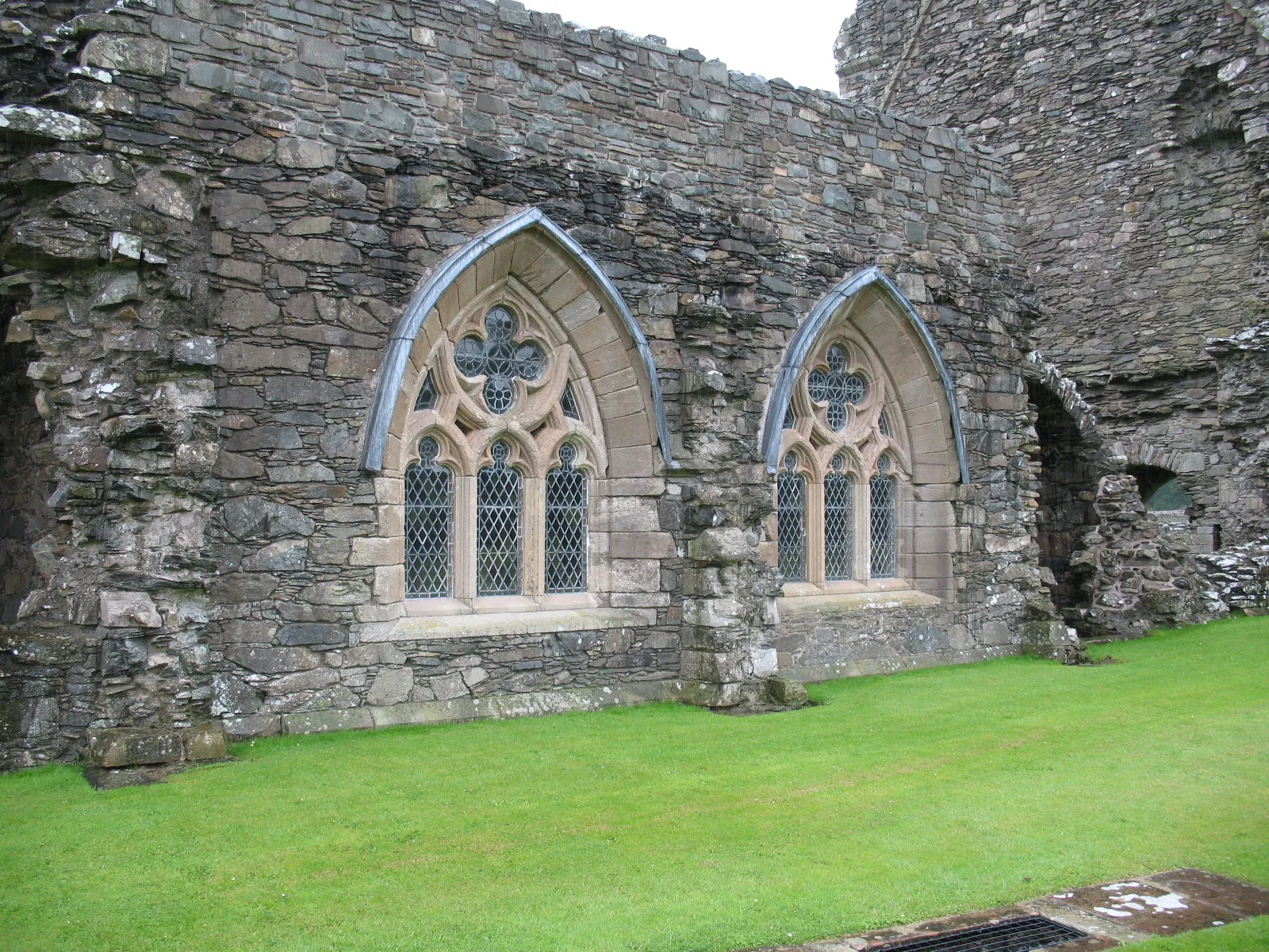 Photo showing: Stained glass windows in the Chapter House of Glenluce Abbey, Galloway, Scotland