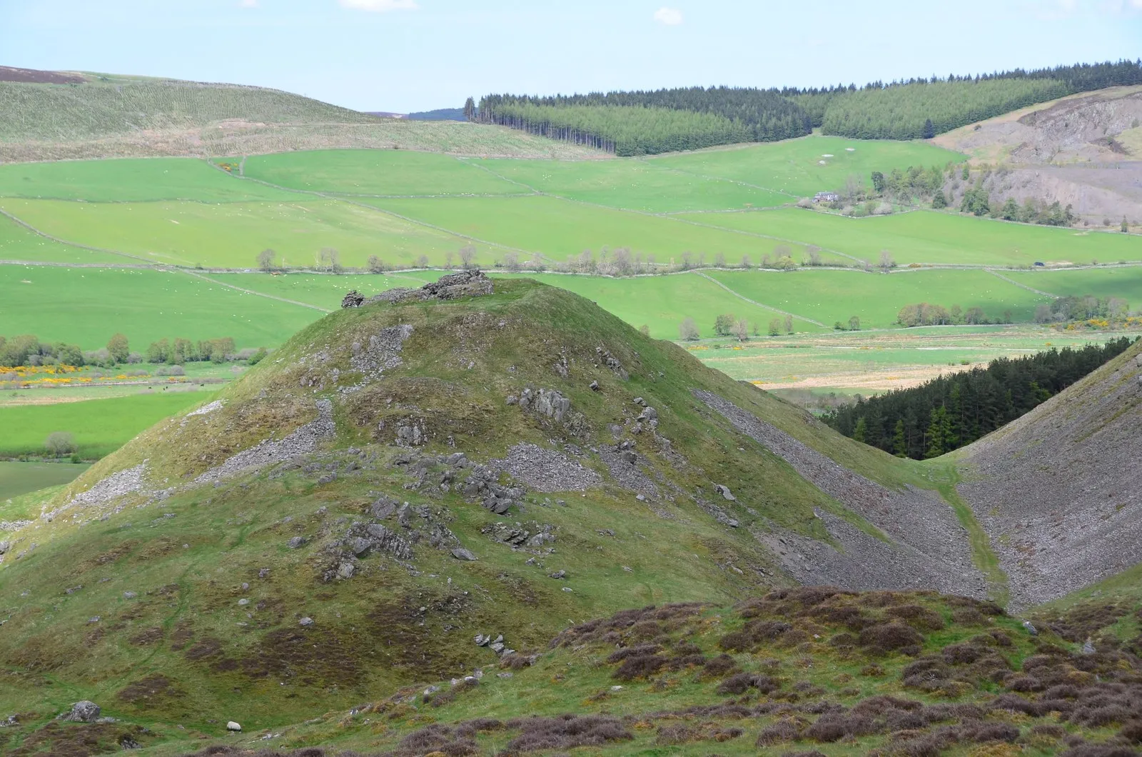 Photo showing: Tinnis Castle and hill fort