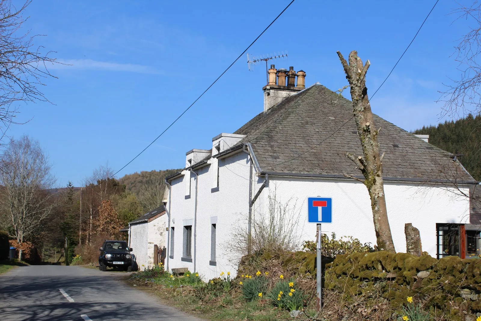 Photo showing: Cottage by crossroads at Tweedsmuir